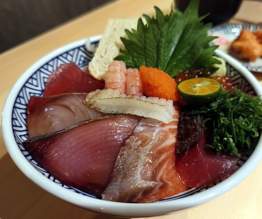 坐著做海鮮丼飯