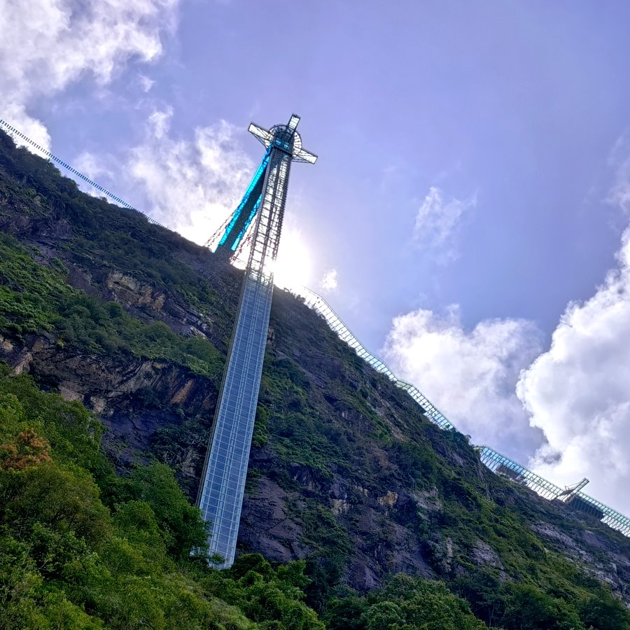 龍雲玻璃天空步道